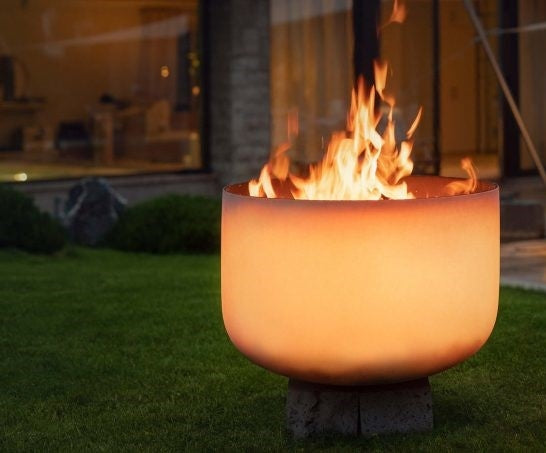 QFlame glass outdoor fireplace
